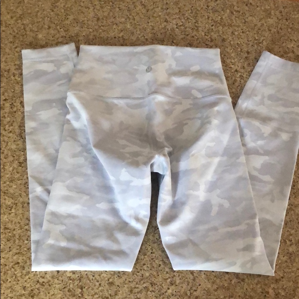 Lululemon White Camo Wunder Under Jacquard 25”